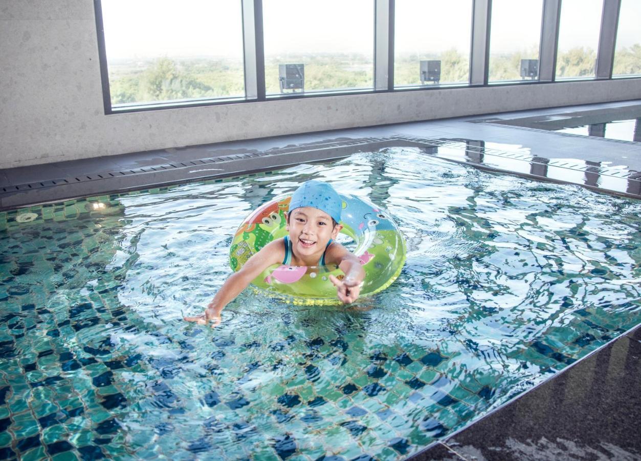 Hotel Crowne Plaza Tainan By Ihg Exterior foto A child swimming with a float