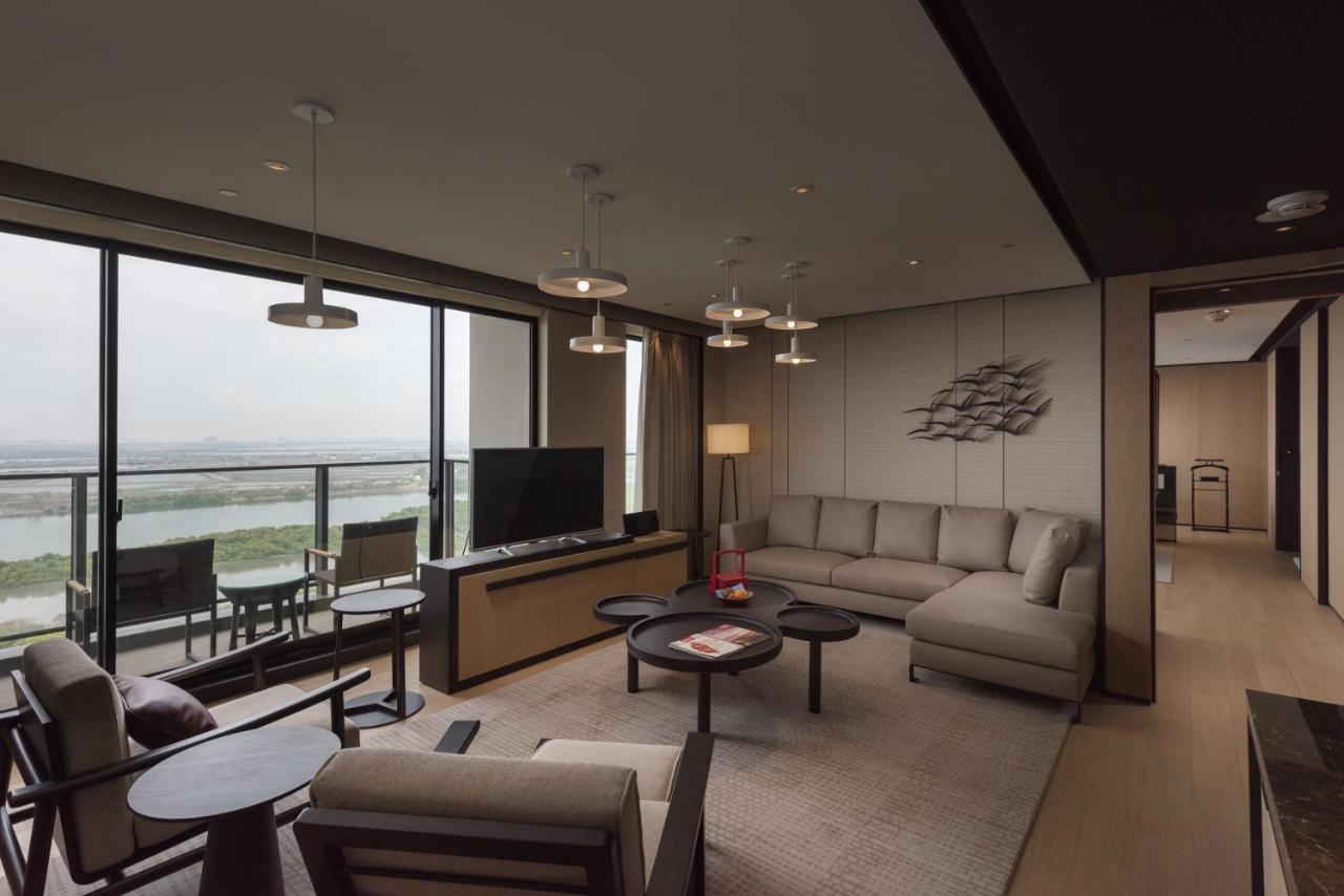 Hotel Crowne Plaza Tainan By Ihg Exterior foto A living room at the hotel