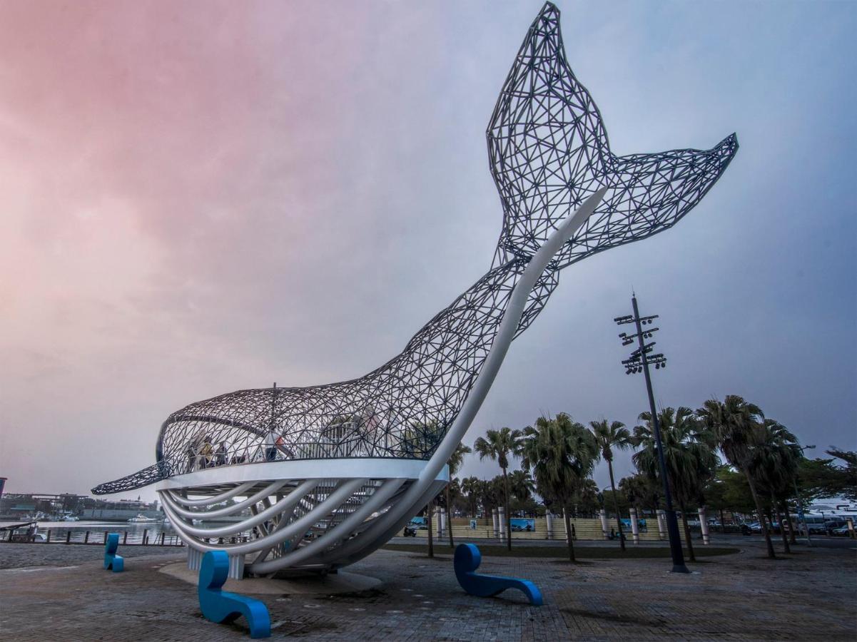 Hotel Crowne Plaza Tainan By Ihg Exterior foto The Whale sculpture at the entrance of the park