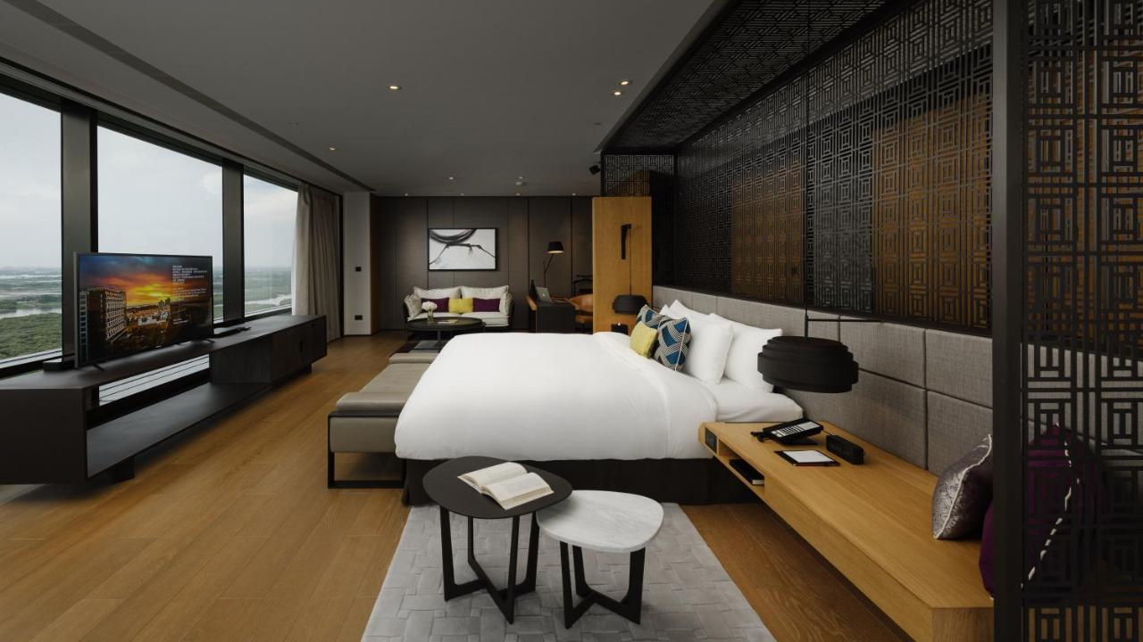 Hotel Crowne Plaza Tainan By Ihg Exterior foto A bedroom at the hotel