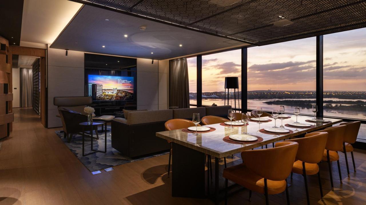 Hotel Crowne Plaza Tainan By Ihg Exterior foto The 360° Sky Lounge
