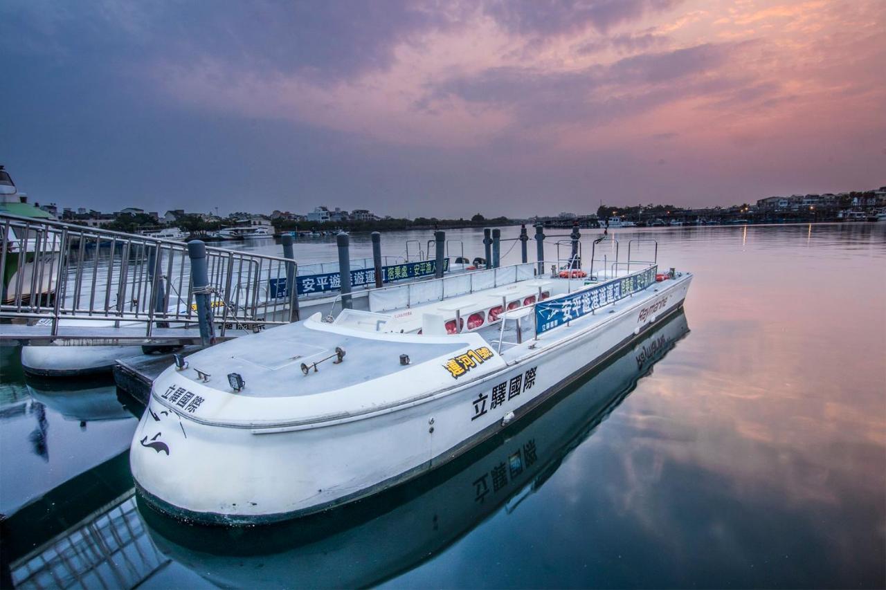 Hotel Crowne Plaza Tainan By Ihg Exterior foto The ferry at the dock