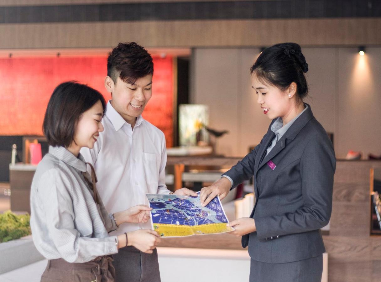 Hotel Crowne Plaza Tainan By Ihg Exterior foto Thai Airways' ground staff at Suvarnabhumi Airport