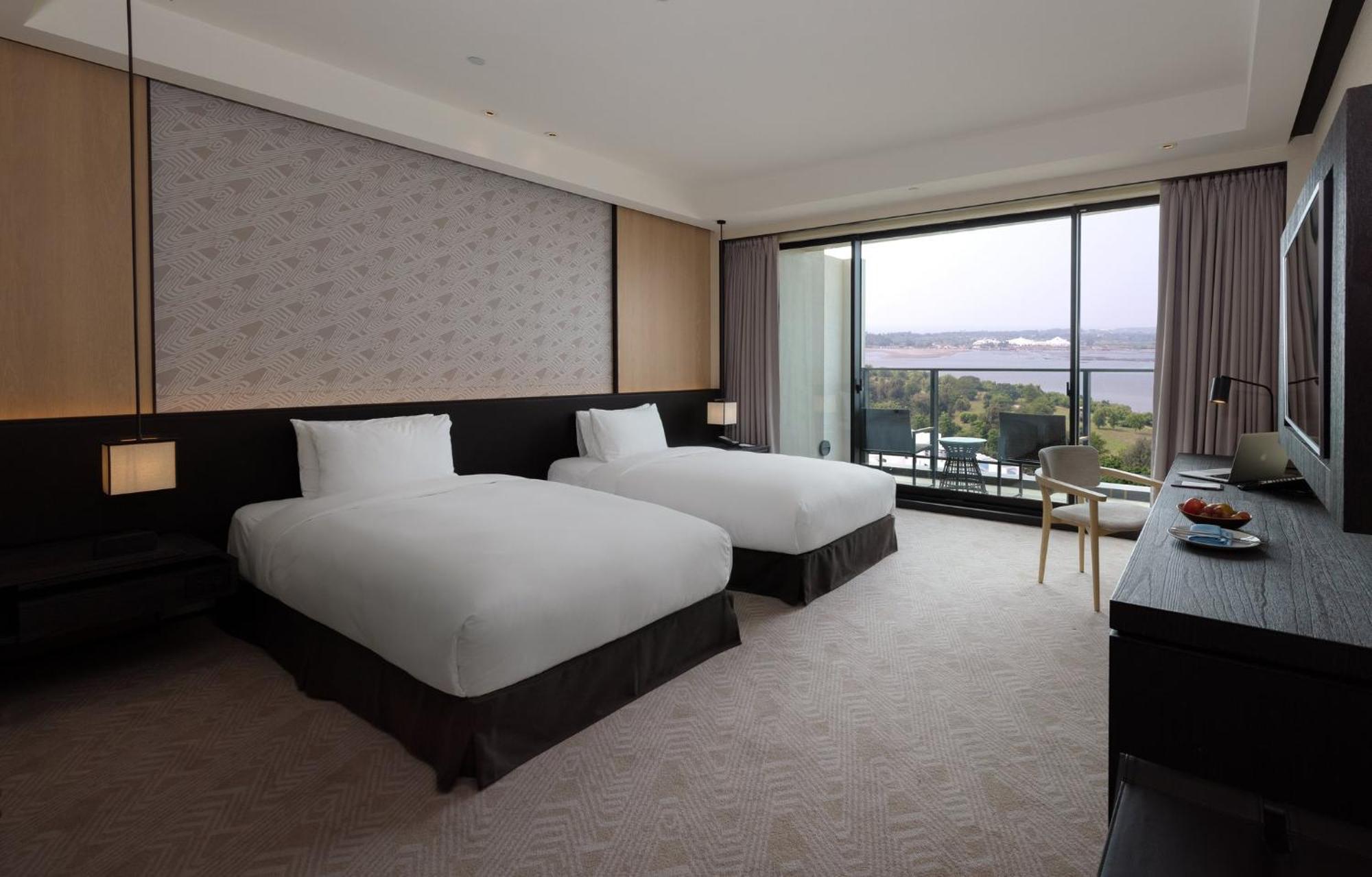 Hotel Crowne Plaza Tainan By Ihg Exterior foto Deluxe Room