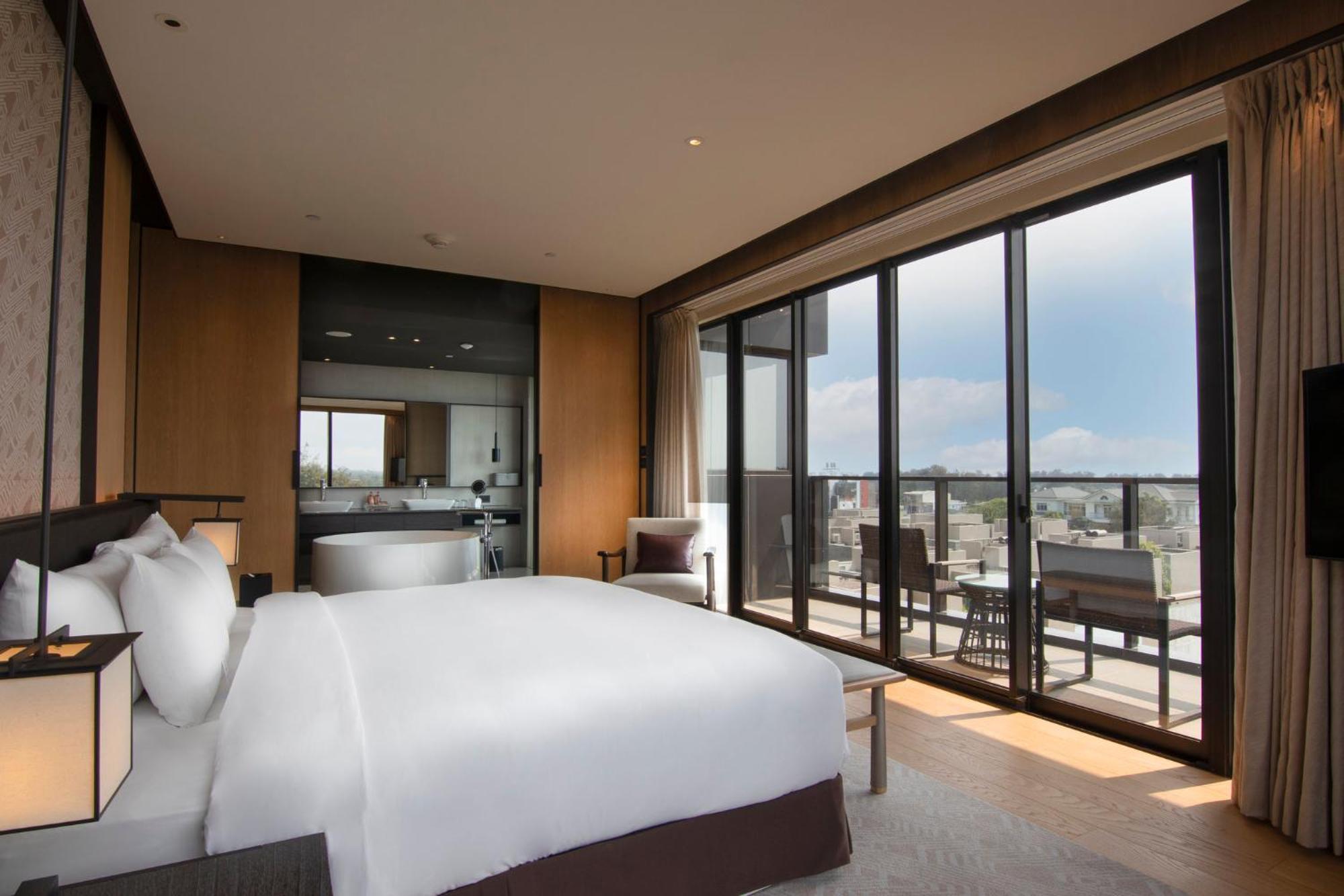 Hotel Crowne Plaza Tainan By Ihg Exterior foto A bedroom at the hotel