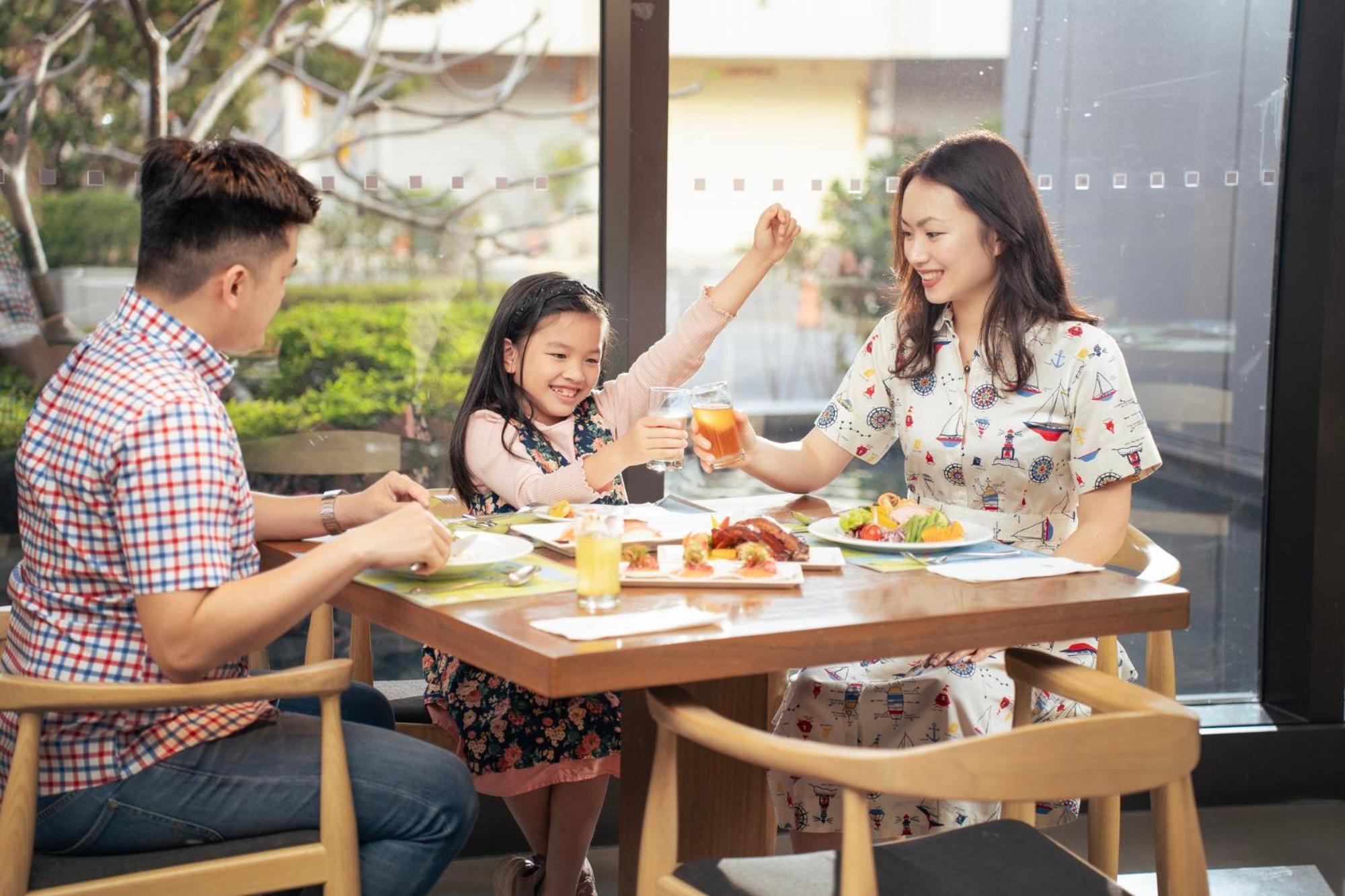 Hotel Crowne Plaza Tainan By Ihg Exterior foto A family in Vietnam