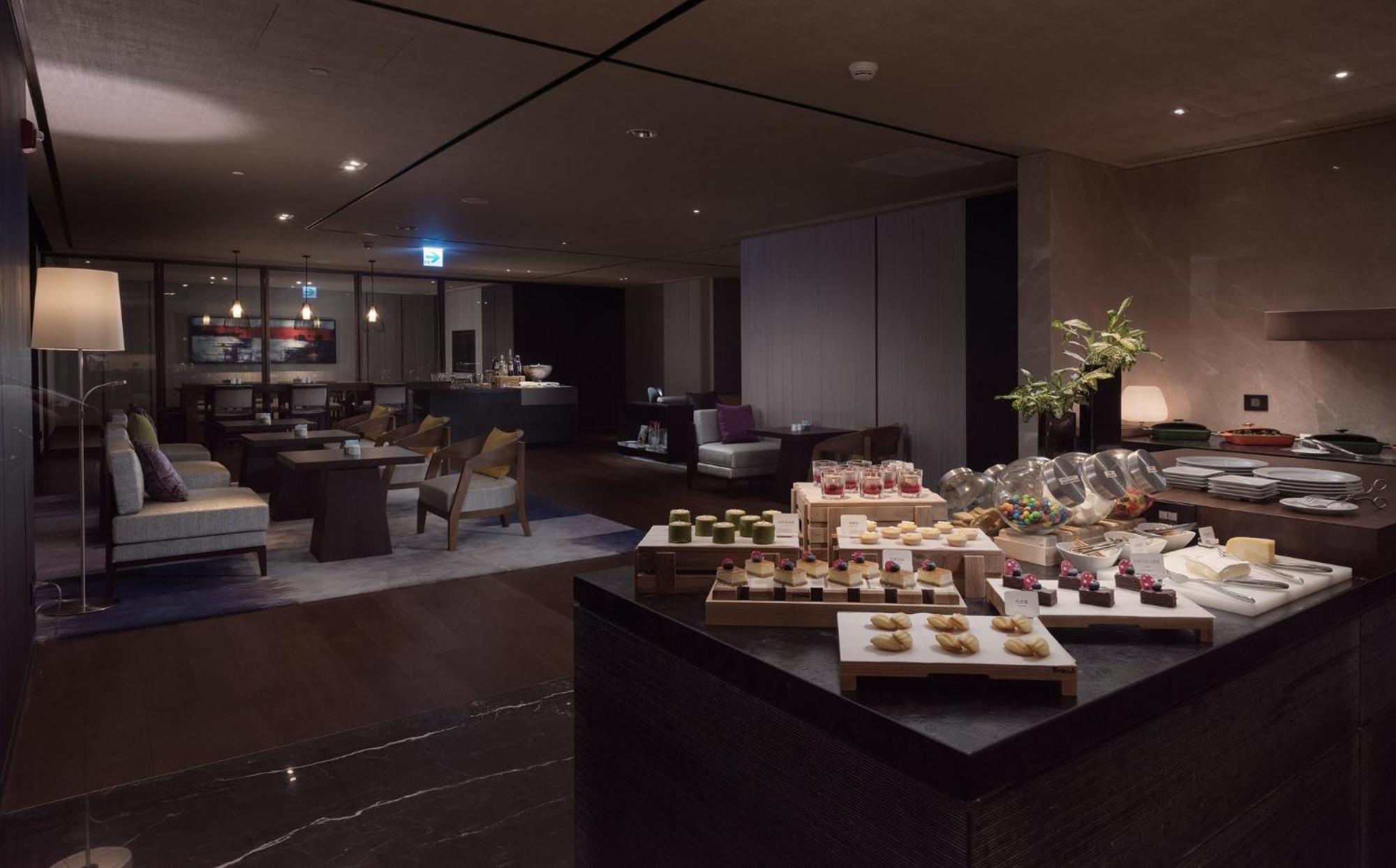Hotel Crowne Plaza Tainan By Ihg Exterior foto The lounge at the airport
