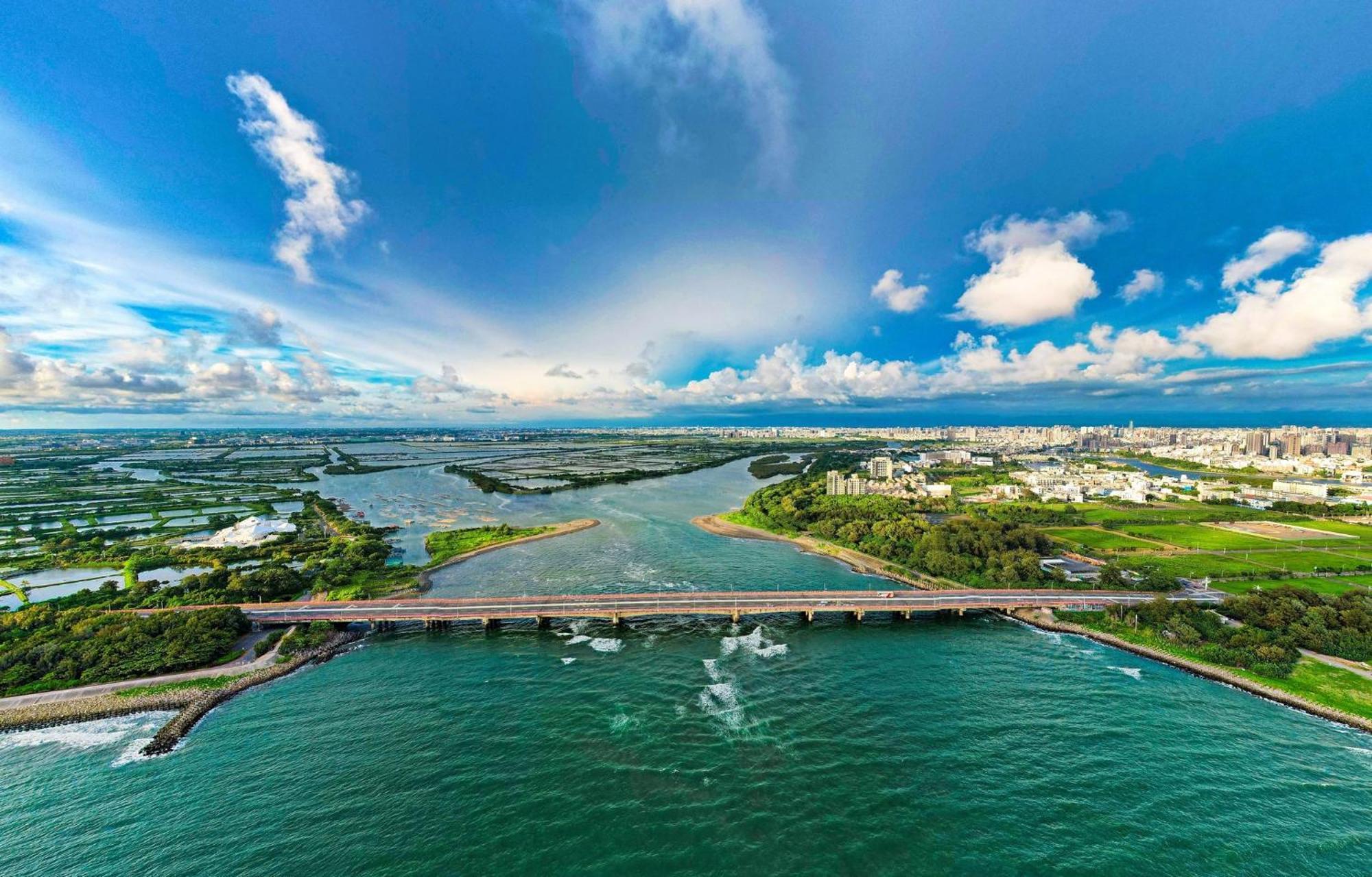Hotel Crowne Plaza Tainan By Ihg Exterior foto Aerial view of the river