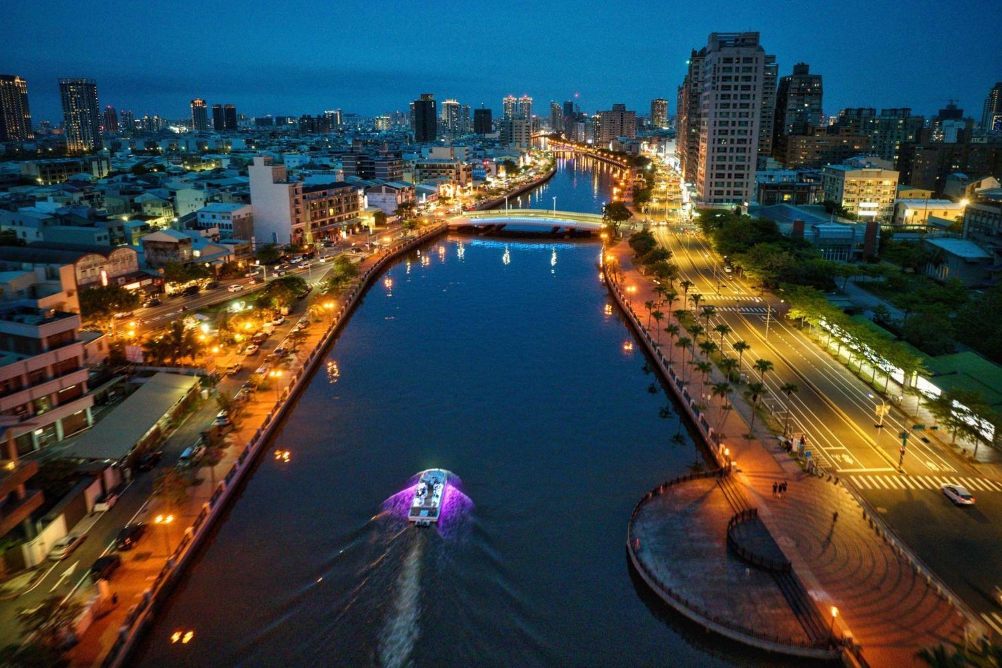Hotel Crowne Plaza Tainan By Ihg Exterior foto View of the river at night